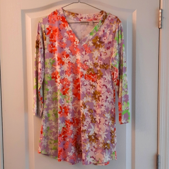 LOGO VNECK BEAUTIFUL FLORAL TUNIC🤩 - Picture 2 of 6